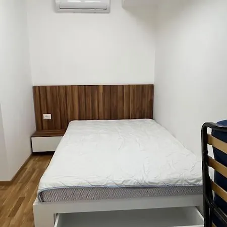One Bedroom With Parking Near Hilton Apartman